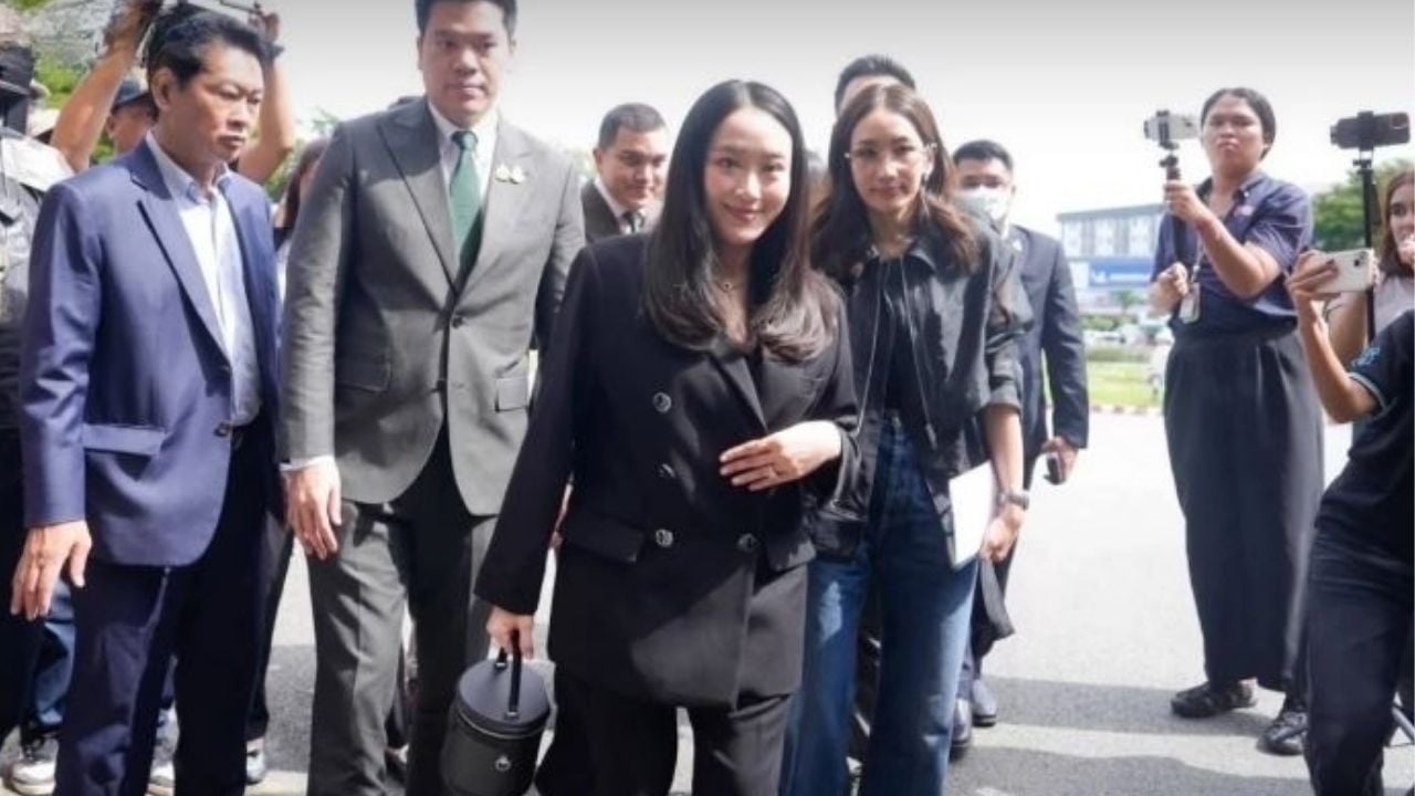 Thaksin’s daughters bring cash and comfort to jailed ex-PM | Thaiger