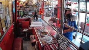 Knife thug robs Saraburi gold shop, takes customer hostage (video) | Thaiger