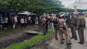 Taxi turf war erupts as Phuket drivers block cruise cab | Thaiger