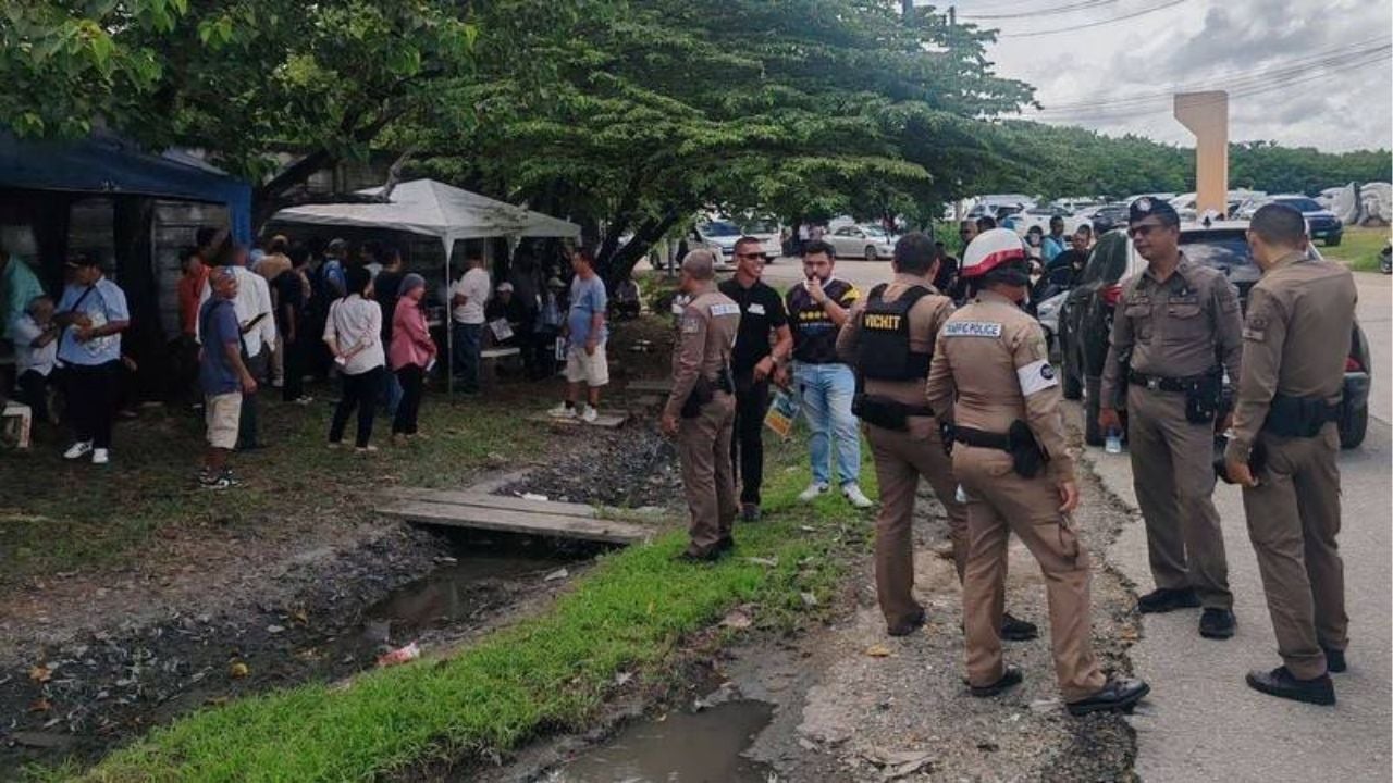 Taxi turf war erupts as Phuket drivers block cruise cab | Thaiger