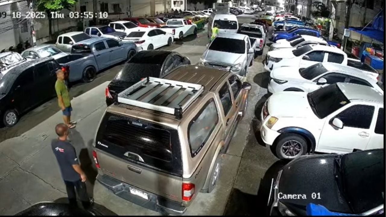 Samut Prakan truck mishap triggers domino crash of 10 cars (video) | Thaiger