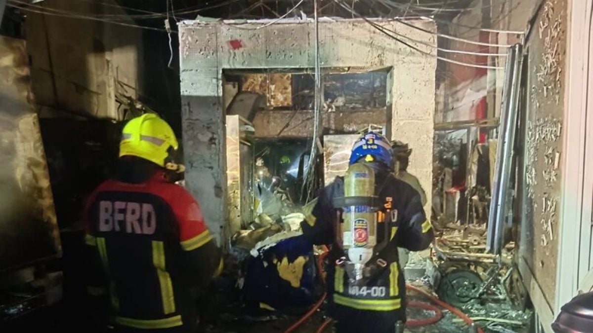 Man found dead after Bangkok shophouse fire sparked by refrigerated truck | News by Thaiger