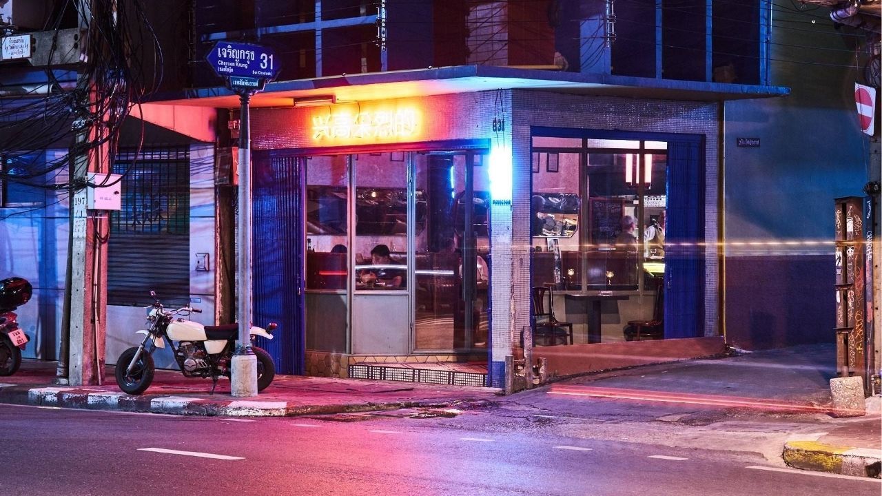 The exterior of the FooJohn Building bar | Photo taken from the Wongnai website