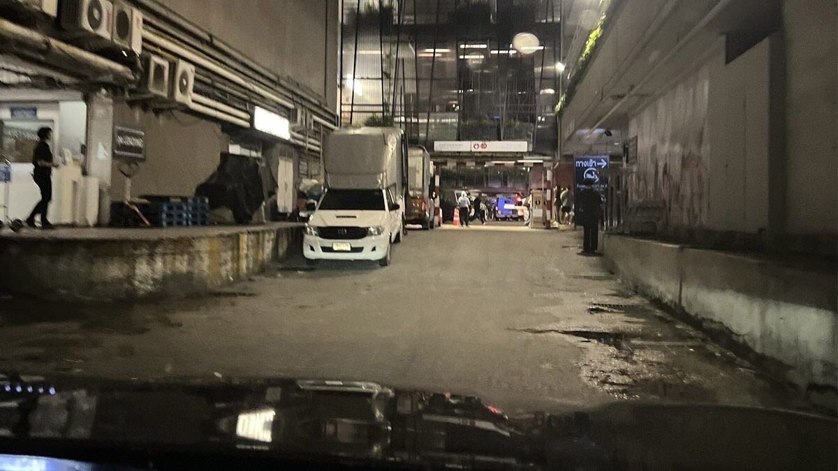 Woman dies after fall from Bangkok mall parking structure (video) | News by Thaiger
