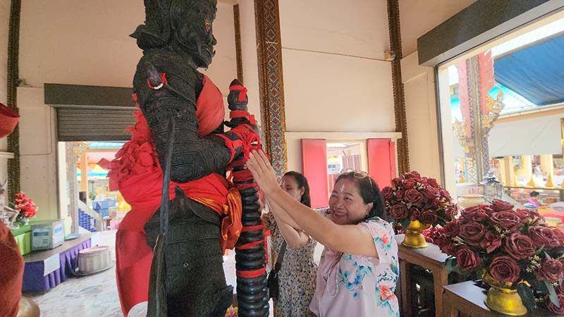 Lottery fever: Hopefuls hunt lucky numbers in Nakhon Pathom | News by Thaiger