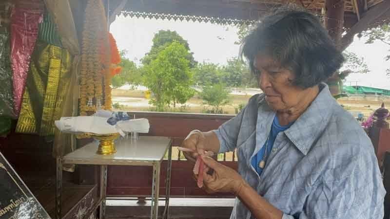 Lotto hopefuls flock to Ang Thong’s 200 year old ‘lucky tree’ | News by Thaiger