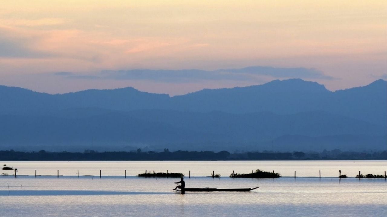A sunset over Lake Phayao with the mountains in the background | Phoyo by Takeaway from Wikipedia