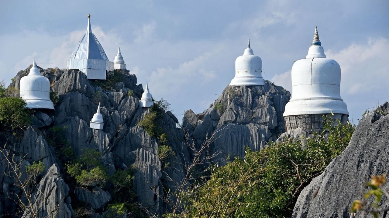 The white stupas at Wat Chaloem Phra Kiat Phrachomklao Rachanusorn | Photo taken from Two Wandering Soles website
