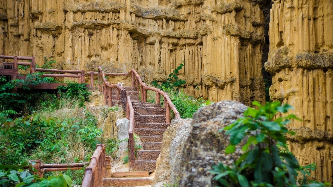 The steps at Pha Chor | Photo by Sanyaluckyeemou taken from Wikipedia