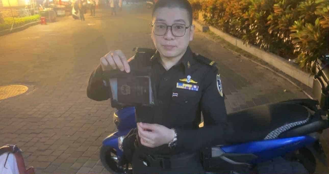 Pattaya patrol heroes return lost wallet to Chinese tourist | News by Thaiger