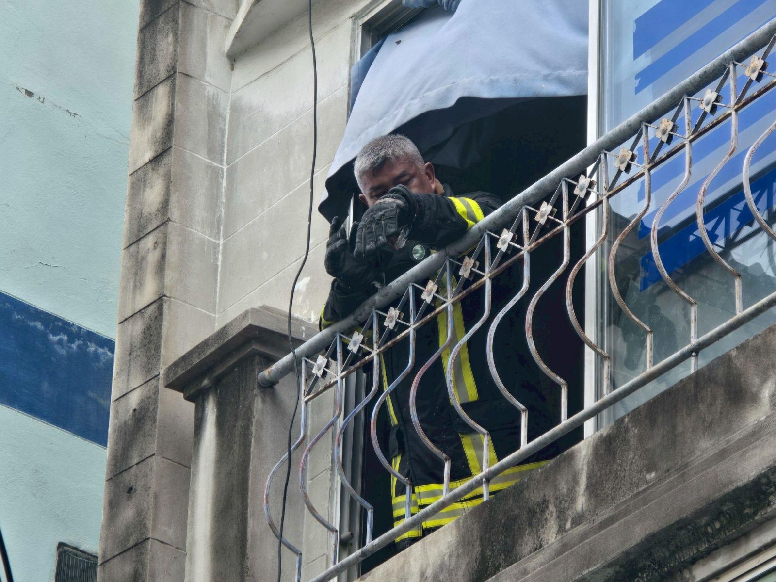 Man flees to rooftop as Sri Racha apartment goes up in flames | News by Thaiger