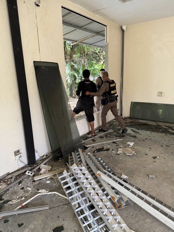 Phuket man caught trying to rip wires from abandoned building | News by Thaiger