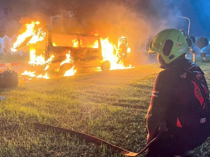 Towed van bursts into flames near Sri Racha District Office | News by Thaiger