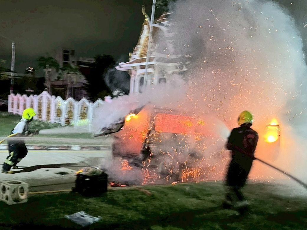 Towed van bursts into flames near Sri Racha District Office | News by Thaiger