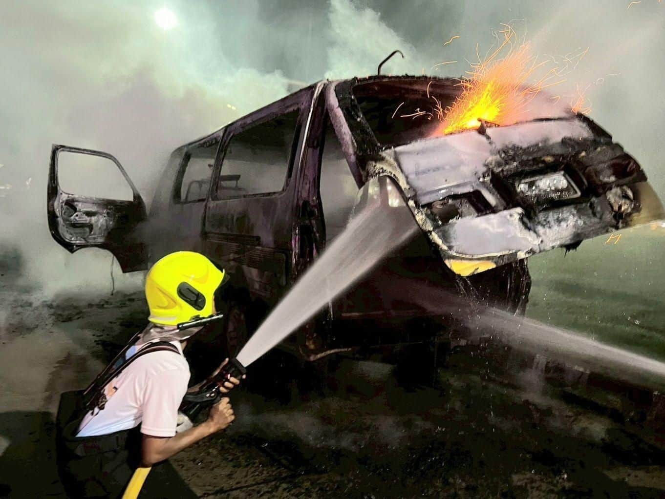 Towed van bursts into flames near Sri Racha District Office | News by Thaiger