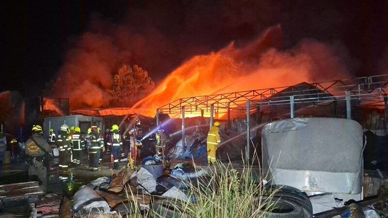 Bangkok plastic factory blaze forces workers to flee | News by Thaiger