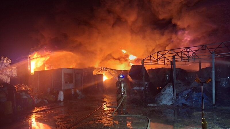 Bangkok plastic factory blaze forces workers to flee | News by Thaiger