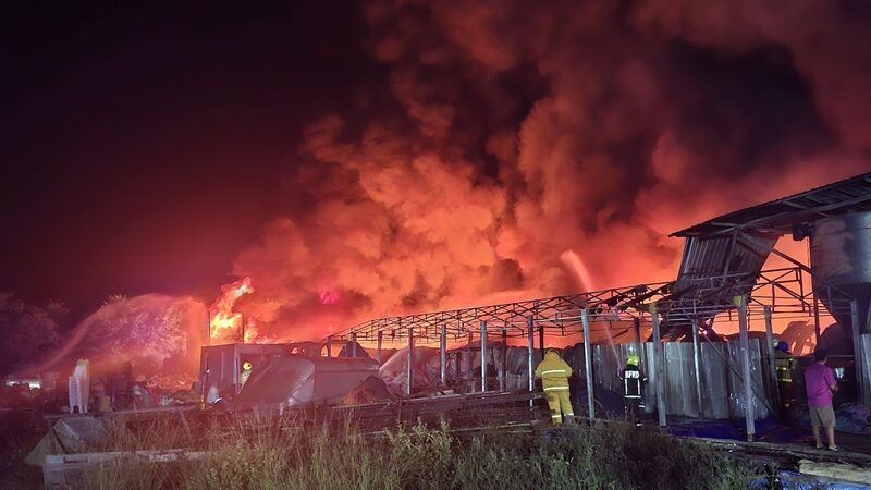 Bangkok plastic factory blaze forces workers to flee | News by Thaiger