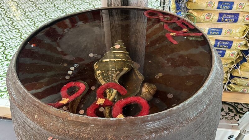 Lucky numbers draw crowds to Ayutthaya’s sacred basin | News by Thaiger