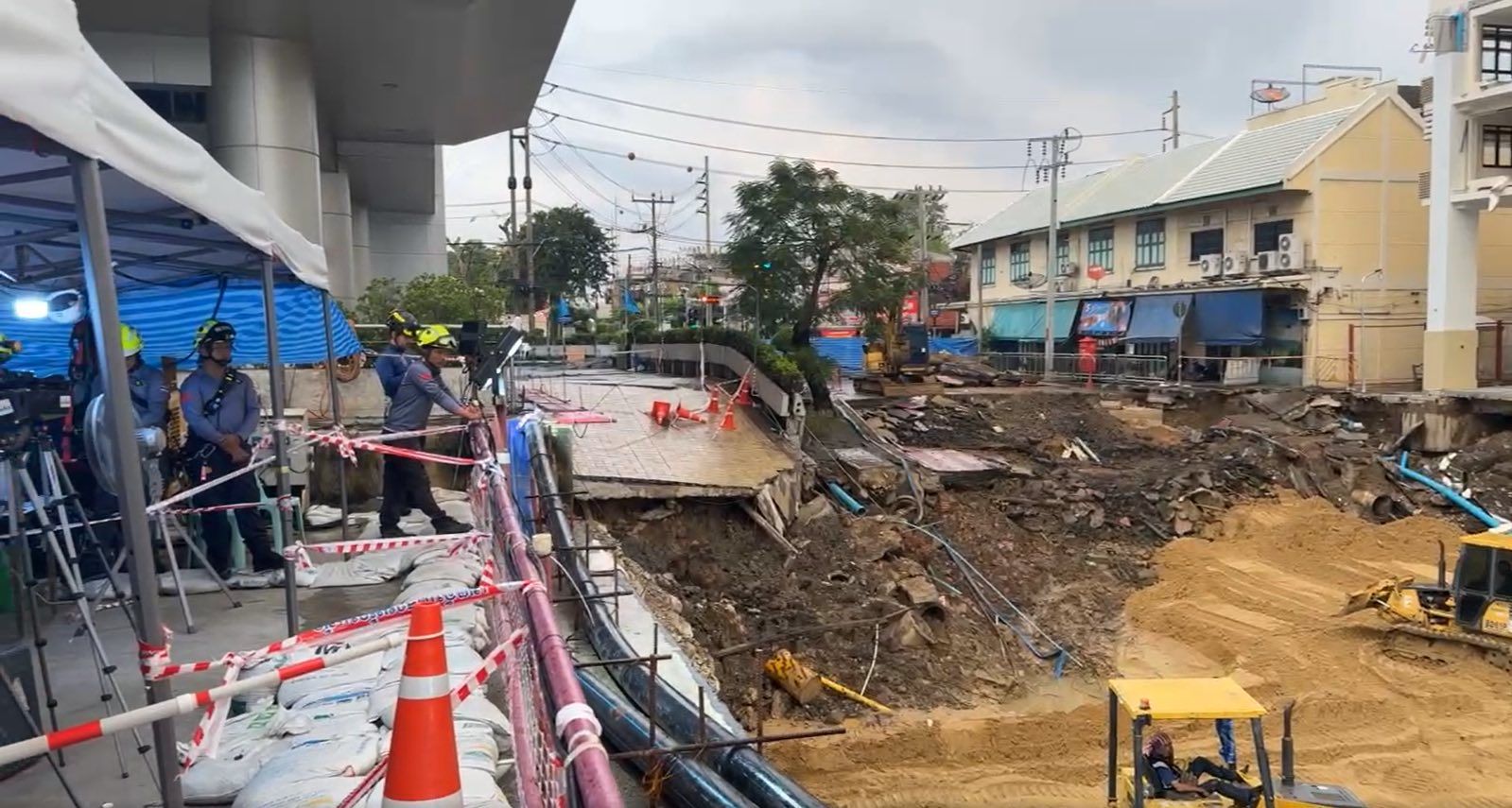 Bangkok’s giant sinkhole grows, gobbles up more sand | News by Thaiger