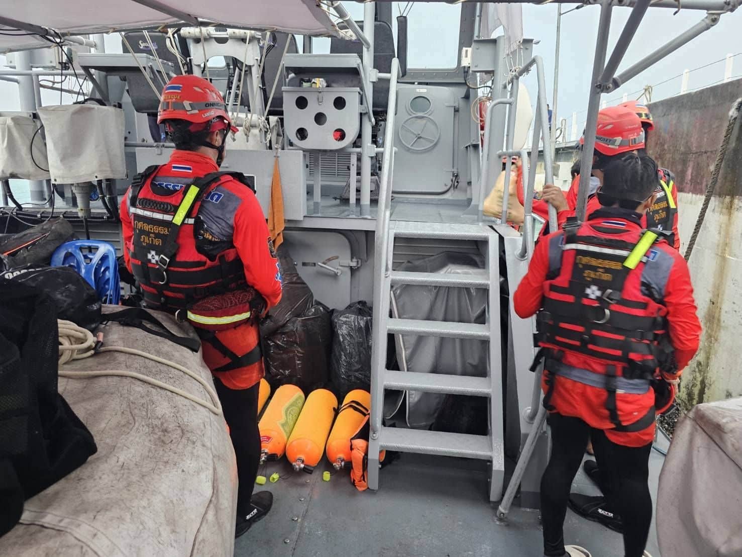 Divers missing off Koh Racha found clinging to seaside rocks | News by Thaiger