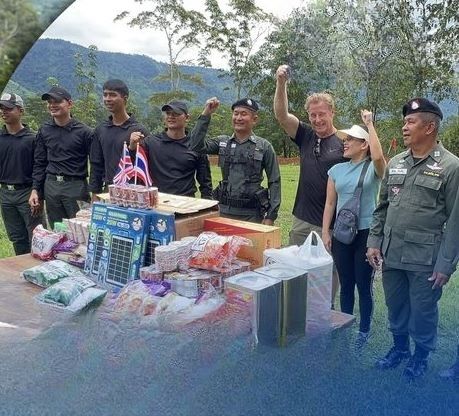 British actor flies in to boost morale at Trat border post | News by Thaiger