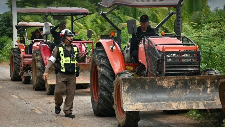 Locals ready tractors to reclaim disputed Thai-Cambodian land | News by Thaiger