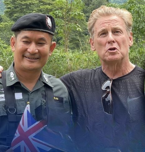 British actor flies in to boost morale at Trat border post | News by Thaiger