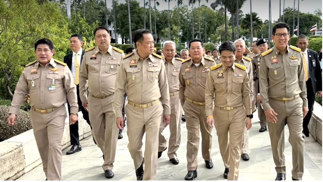 Anutin heads to conflict-hit border to boost morale and aid (video) | News by Thaiger
