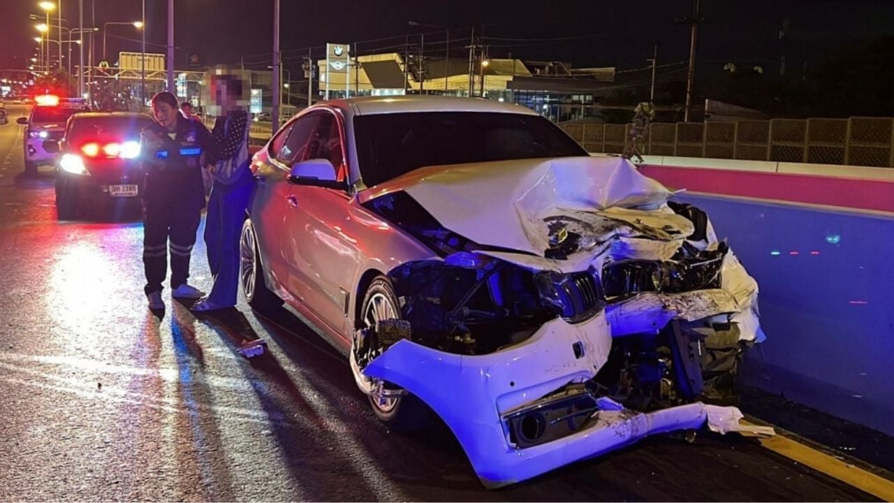 BMW driver drives against traffic and causes pile-up