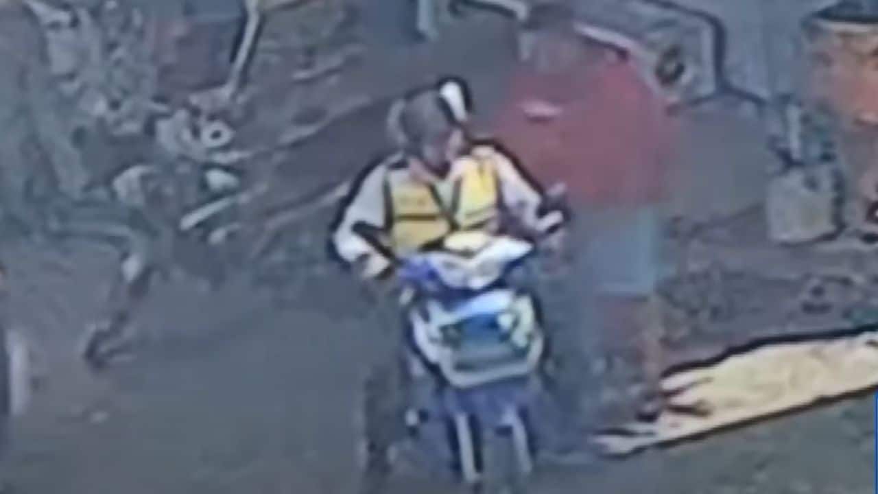 motorcycle taxi rider loses cash to female passenger
