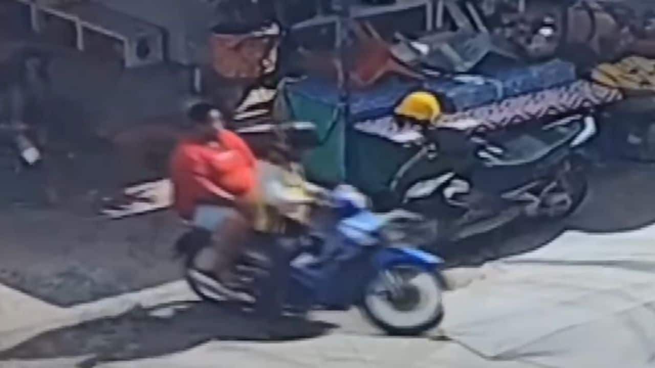 Thai woman gropes 74 year old taxi rider before stealing 17,000 baht | Thaiger