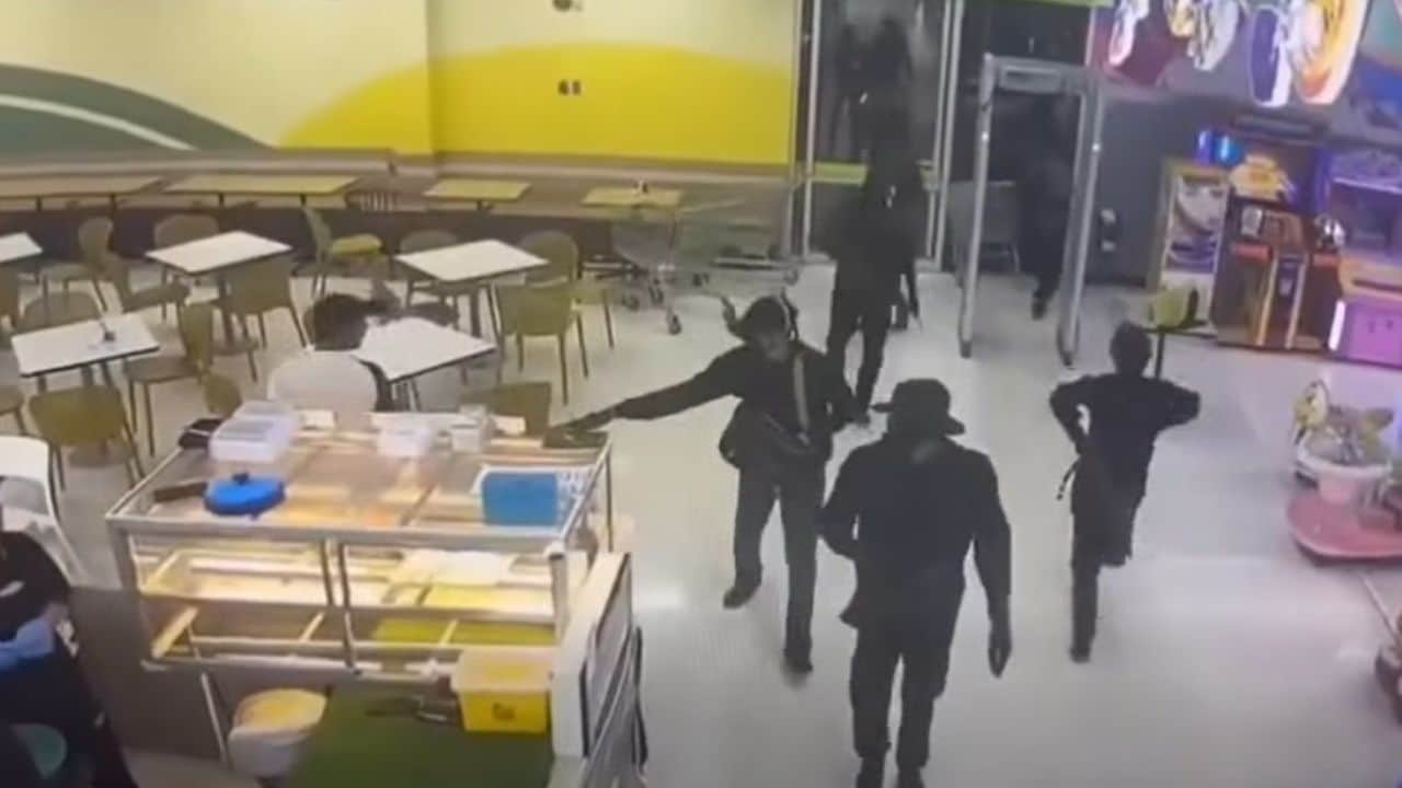 Armed gang steals 23 million baht in gold from Narathiwat supermarket | Thaiger