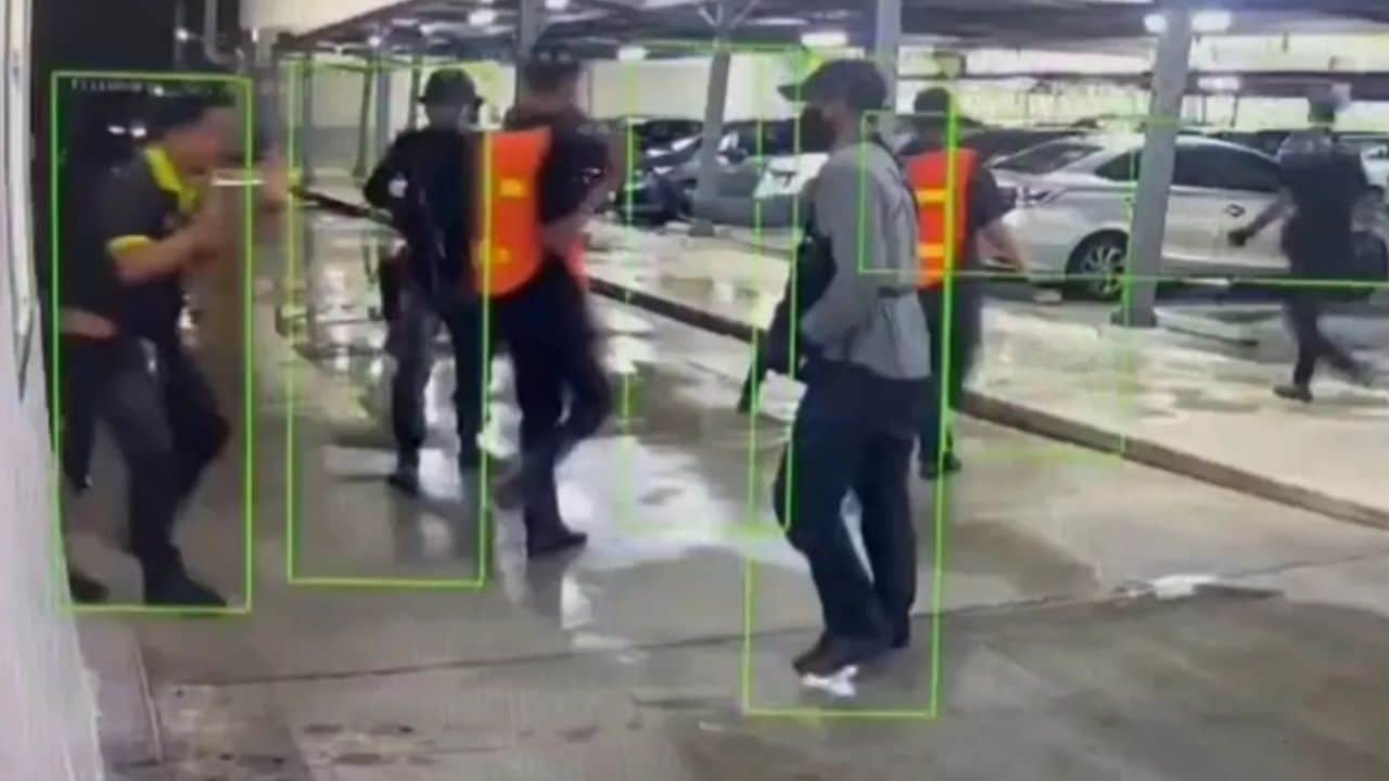 armed criminal at large after robbing gold shop in Narathiwat