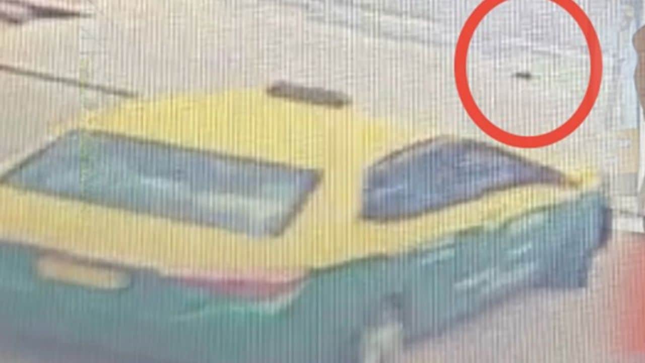 Taxi driver caught on CCTV keeping lost wallet in Nonthaburi | Thaiger