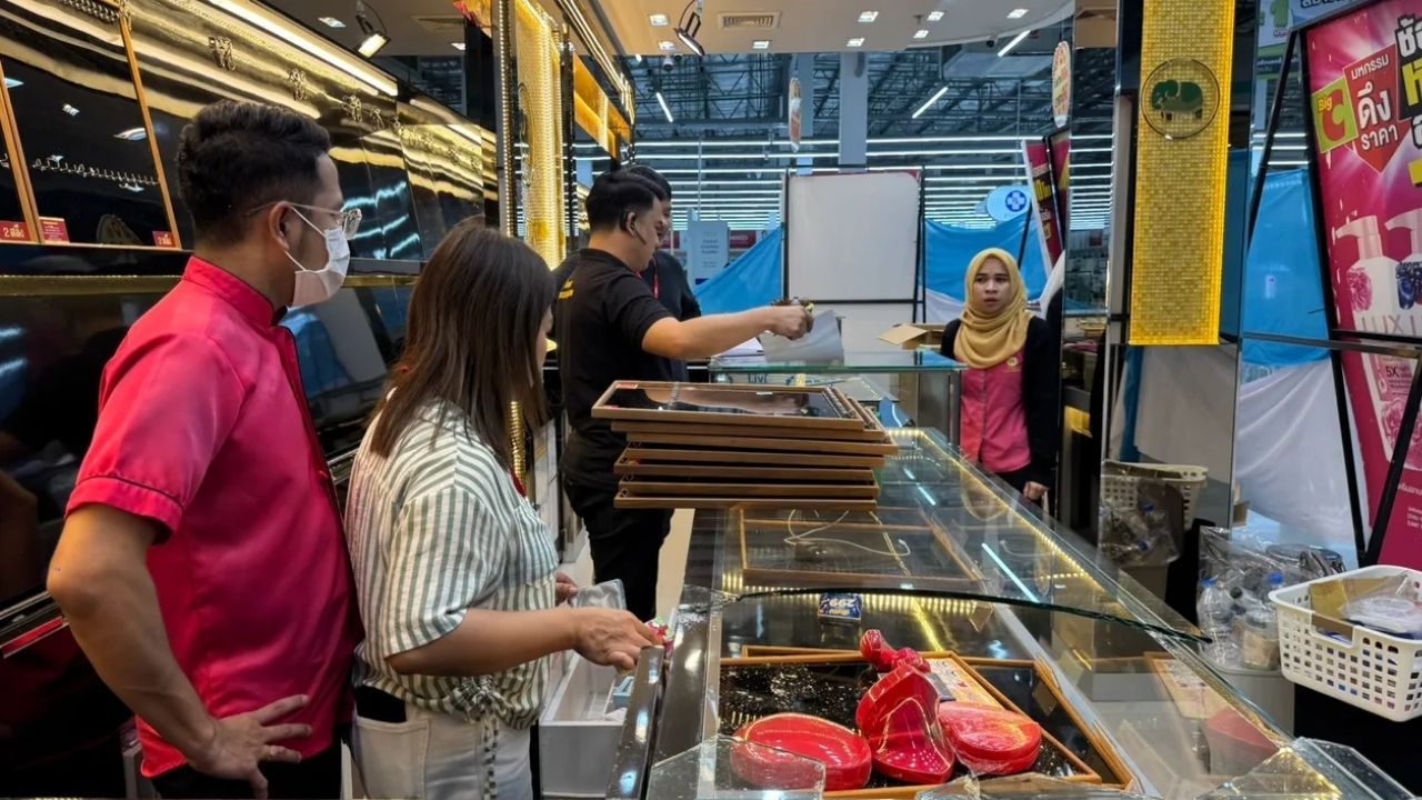 Officials suspect Narathiwat gold shop robbery linked to BRN insurgent group | Thaiger