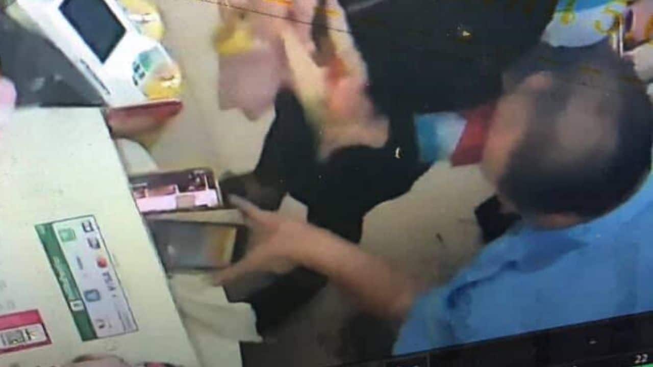 Thai taxi driver steals phone from Japanese passenger after coffee favour | Thaiger