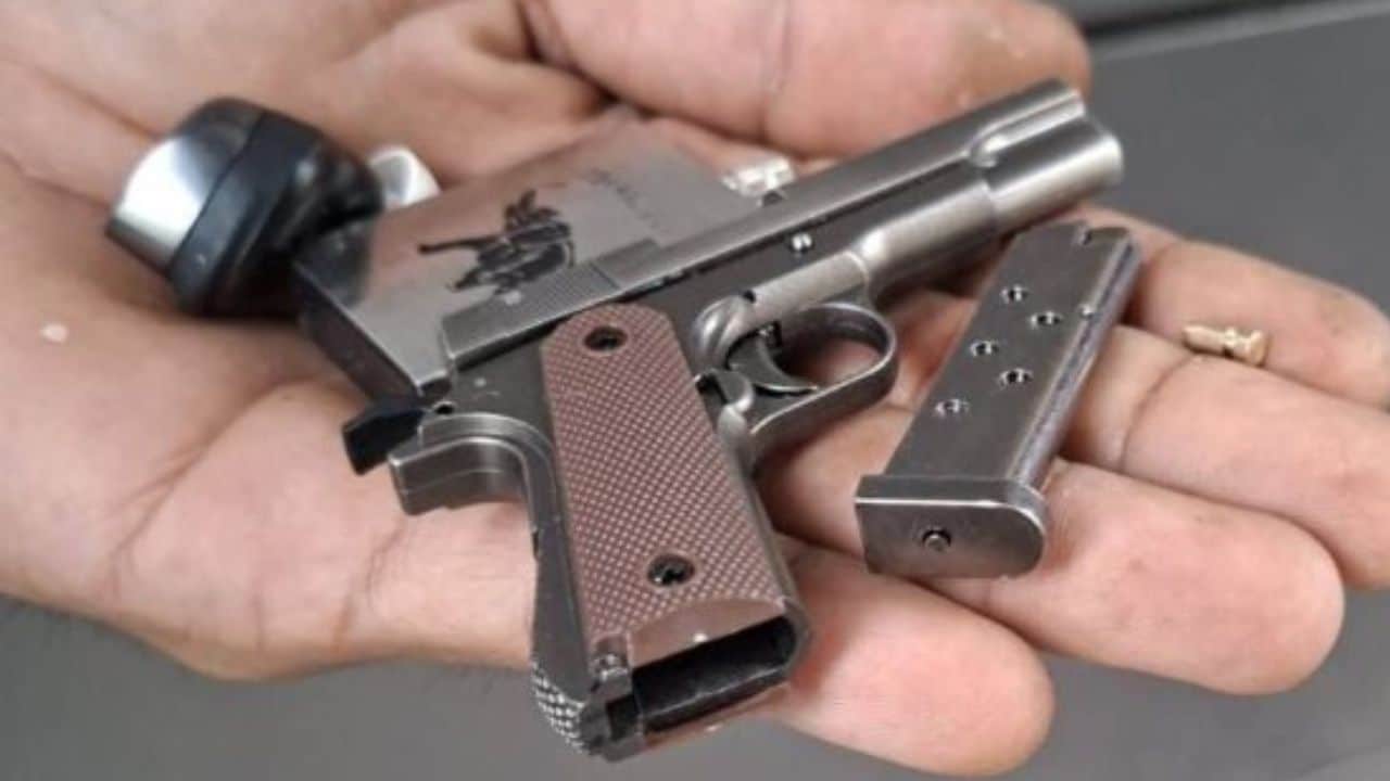Foreign man threatens Bangkok shoppers with fake gun