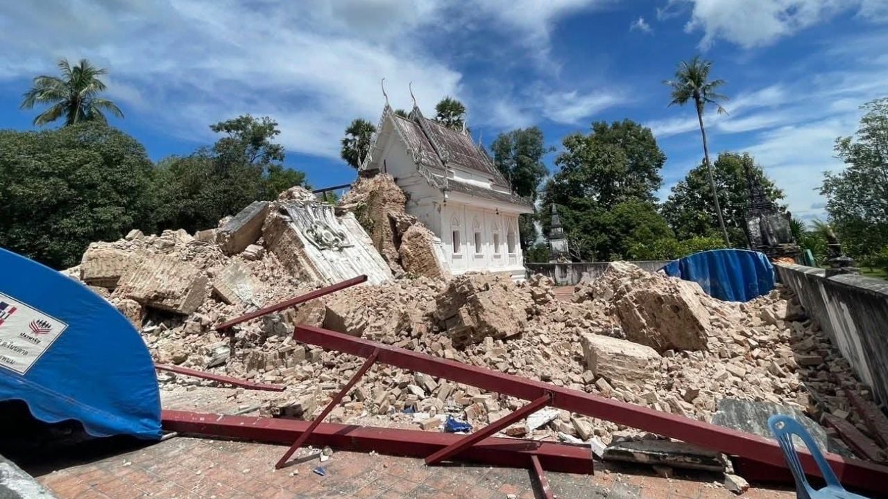 Over 120 year old stupa in Nakhon Phanom collapses after heavy rainfall | Thaiger