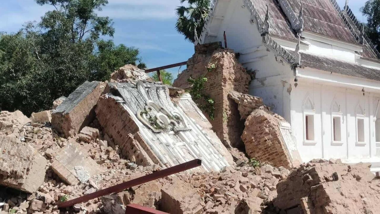 Stupa collapse due to heavy rain in Thailand
