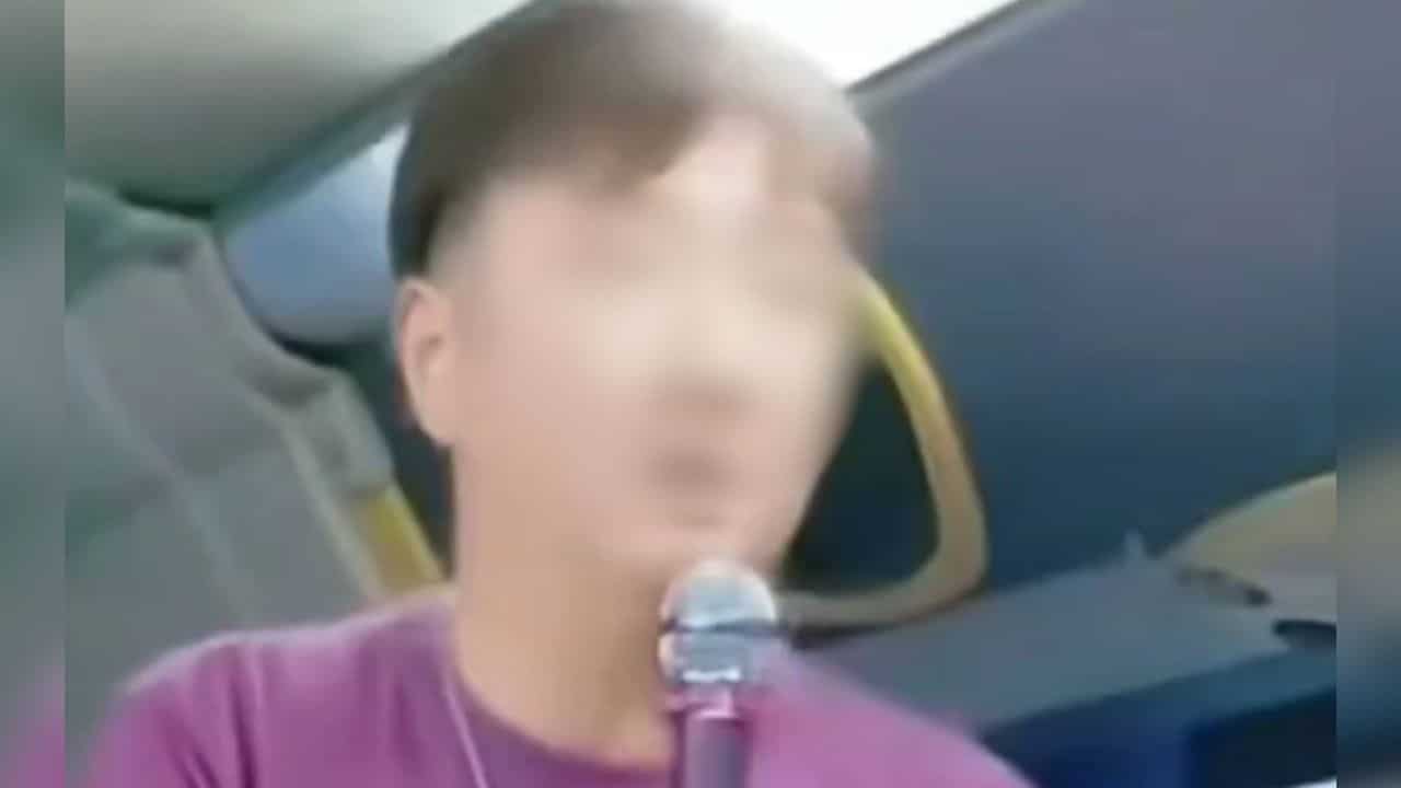 Chinese tour guide forces tourists to spend money for commission