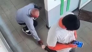 Thai taxi driver caught stealing 1,000 baht dropped in petrol station bathroom | Thaiger