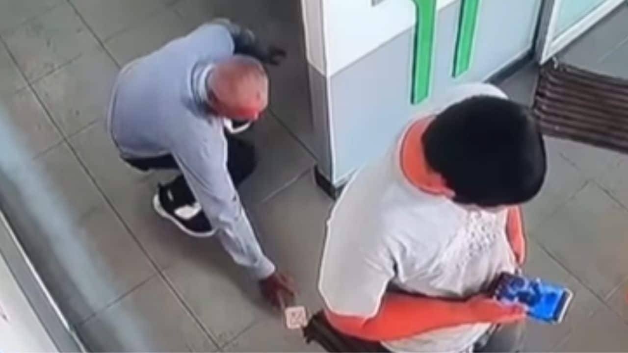 Thai taxi driver caught stealing 1,000 baht dropped in petrol station bathroom | Thaiger