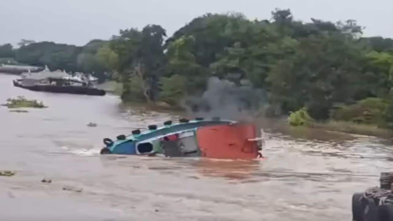 Pregnant woman missing after tugboat capsizes in Ayutthaya river | Thaiger