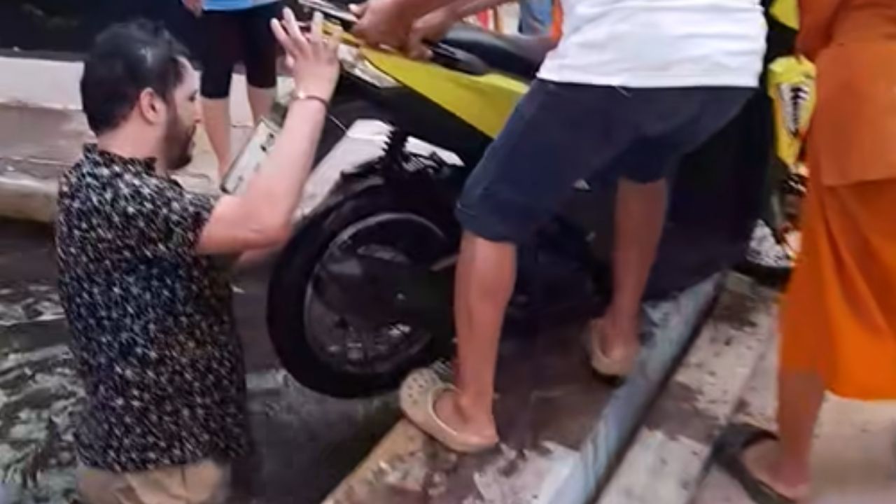Foreigner rides motorbike into pond in Pattaya temple