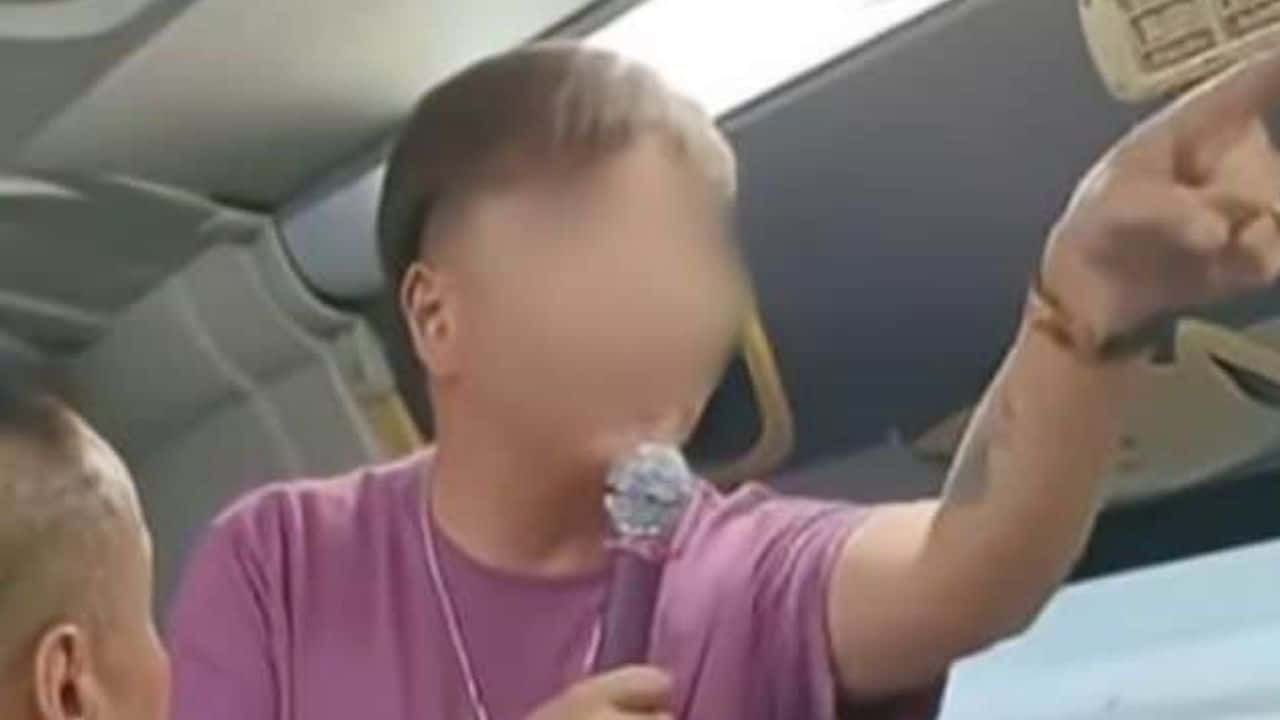 Chinese tour guide forces tourists to buy products