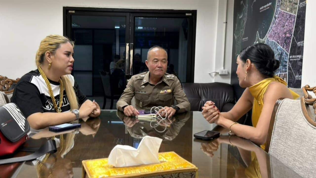Phet and Kong fakes gold necklace stealing on Pattaya Beach