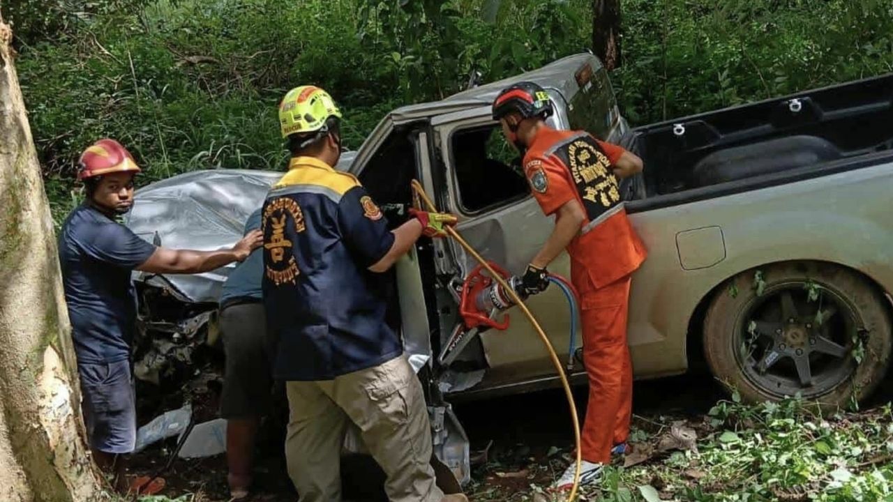 Teenager killed after causing pickup collision in Kanchanaburi