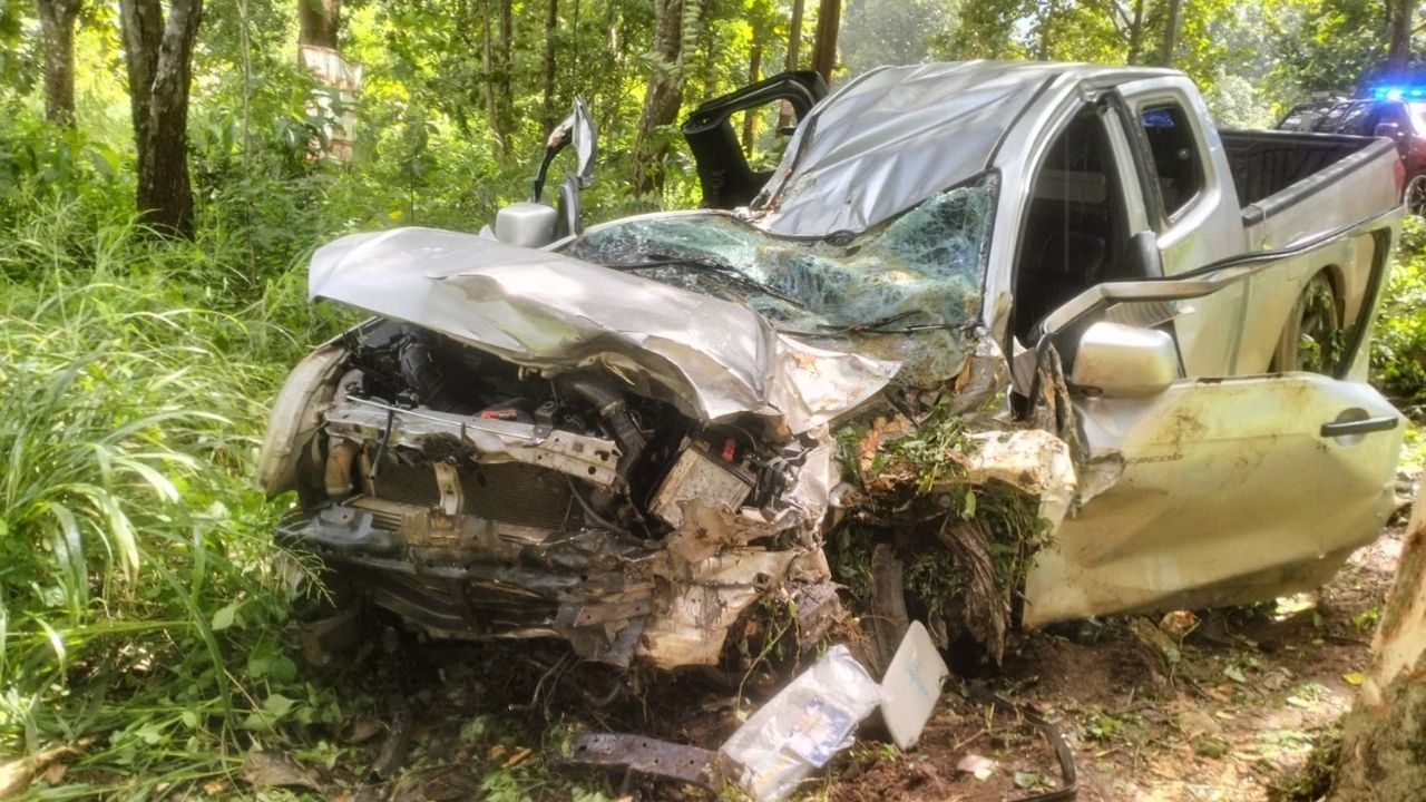 Teen driver dies after causing four-vehicle collision in Kanchanaburi | Thaiger