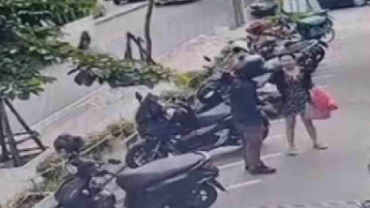 Taxi rider damages passenger phone in Bangkok